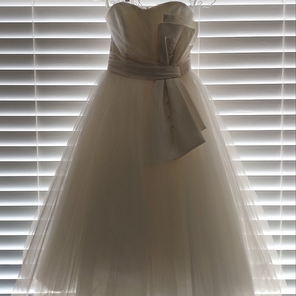 Ellis Bridal 2011 Collection - 1950's knee length Wedding dress - Picture 2 of 12